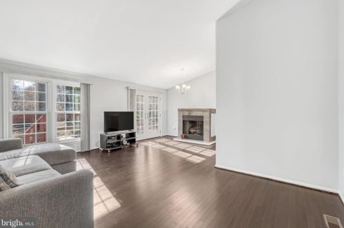 9919 Coffer Woods Rd, Springfield VA  22015-2903 exterior