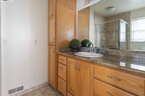 1994 Evergreen Ave, San Leandro CA 94577-6202 exterior