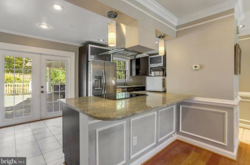 6808 Houndmaster Rd, Springfield VA  22152-2715 exterior