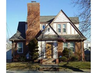 383 Mount Pleasant Ave, Providence, RI 02908-3325