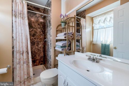 303 Devon Dr, Lancaster PA  17603-4609 exterior