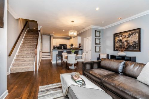 349 Superior St, Chicago, IL 60654-3515