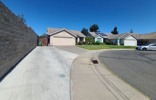 8801 Flying Hawk Ct, Elk Grove, CA 95624-1225