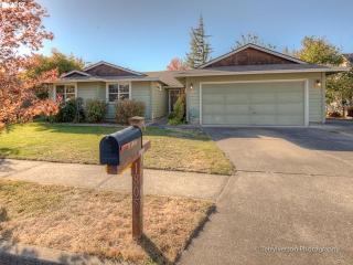 1805 Lewellyn Ave, Wood Village OR  97060-2449 exterior