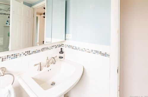 21 Great Quarter Rd, Sandy Hook CT  06482-1560 exterior
