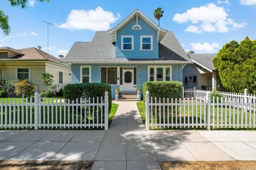 3936 3rd St, Riverside, CA 92501-2728