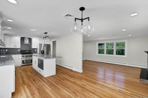 19 Mohawk Cir, Windsor CT  06095-2656 exterior
