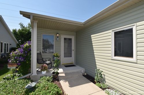 68 Walnut Dr, North Aurora, IL 60542-1545