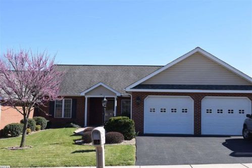 137 Red Oaks Dr, Staunton, VA 24401-9102
