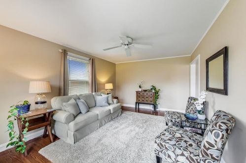 22 Hiawatha Dr, Willowbrook, IL 60514-1114