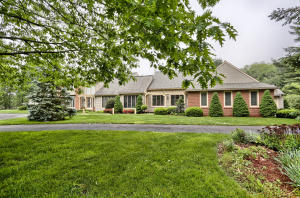 13 Waterfront Estates Dr, Lancaster, PA 17602-4133