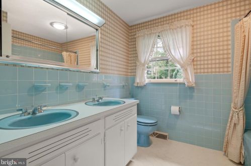 1420 Meadowbrook Rd, Lancaster, PA 17603-4715