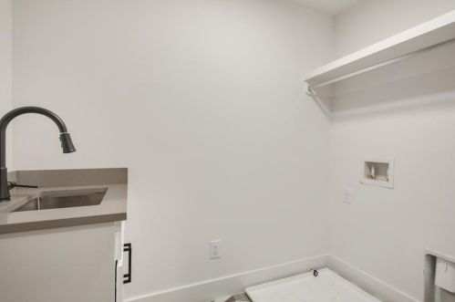 625 Bridgewater Dr, Atlanta GA  30328-2816 exterior
