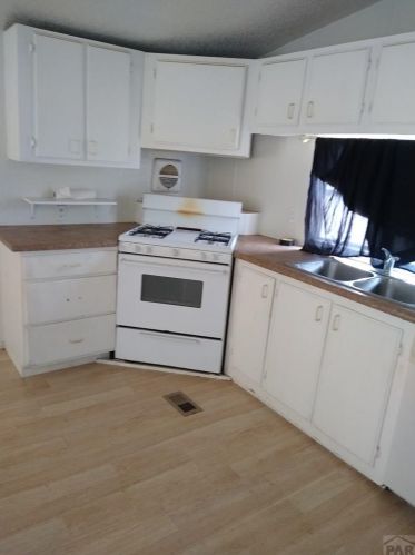 890 Cellini Dr, Pueblo, CO 81007-6373