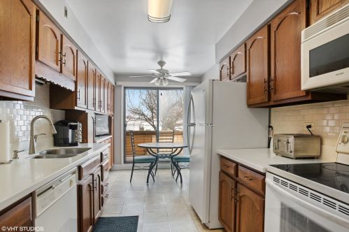 7730 Dempster St, Morton Grove, IL 60053-1826