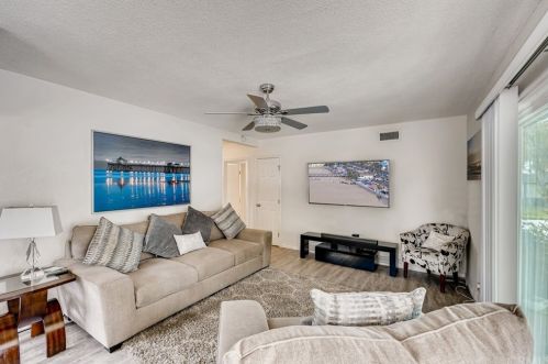 1111 Beacon Ave, Anaheim CA  92802-1811 exterior