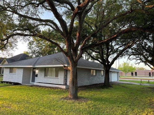 1881 Aspen Ln, Taylor Lake Village TX  77586-2913 exterior