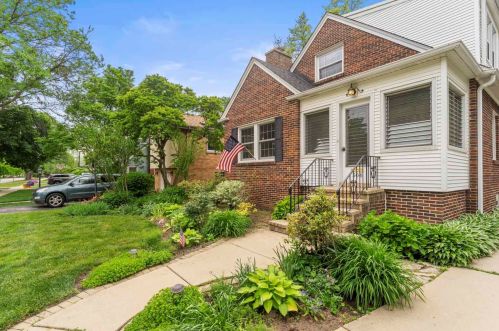 504 Pine St, Mount Prospect, IL 60056-2057