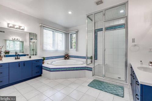 8 Tomlyn Dr, Princeton NJ  08540-4316 exterior