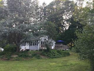 7 Boulder Ave, Providence, RI 02919-2828