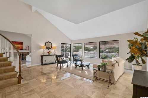 2520 Flintridge Dr, Glendale CA  91206-1033 exterior