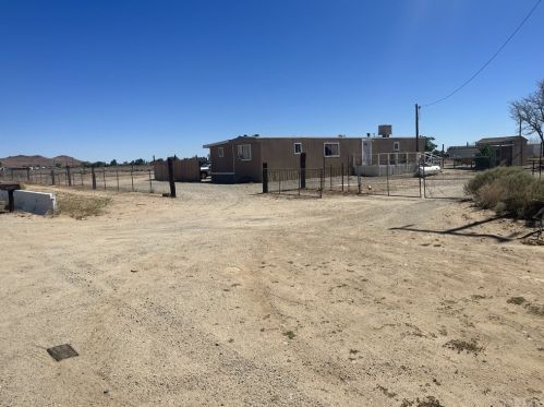 10406 Lone Butte Rd, Mojave, CA 93501-7039