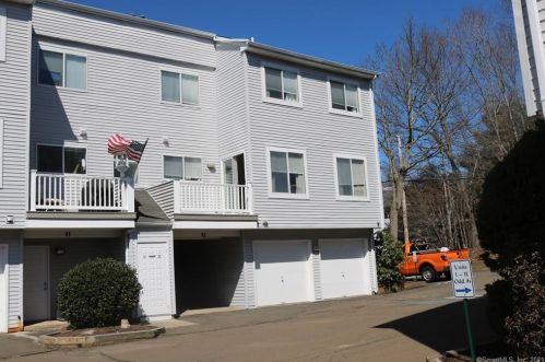 62 Staffordshire Commons Dr, Wallingford CT  06492-1756 exterior