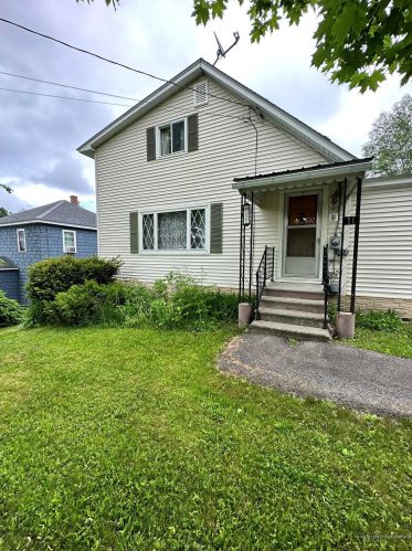 11 Barton St, Presque Isle, ME 04769-2421