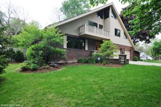 942 Bartlett Ter, Green Oaks, IL 60048-1910