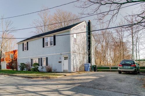 29 Sherwood Rd, Middletown, RI 02842-5401