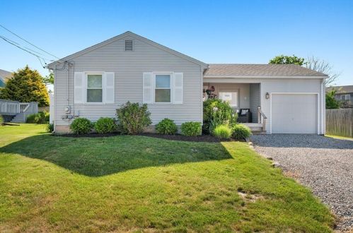 18 Chestnut Ave, South Kingstown, RI 02882-6011