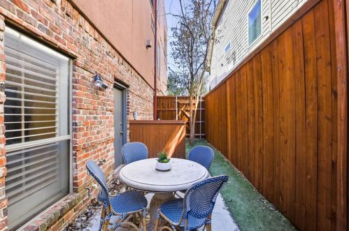 4330 Cole Ave, Dallas TX  75205-4405 exterior