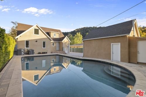 2417 Glenoaks Blvd, Glendale CA  91206-3027 exterior