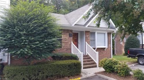 9 Brandy Dr, Greensboro, NC 27409-2329
