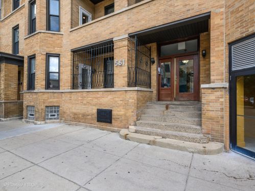 561 Briar Pl, Chicago, IL 60657-4630