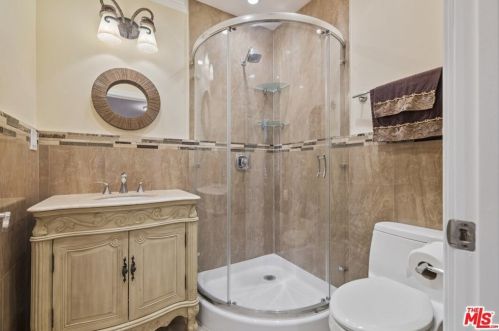 2417 Glenoaks Blvd, Glendale CA  91206-3027 exterior