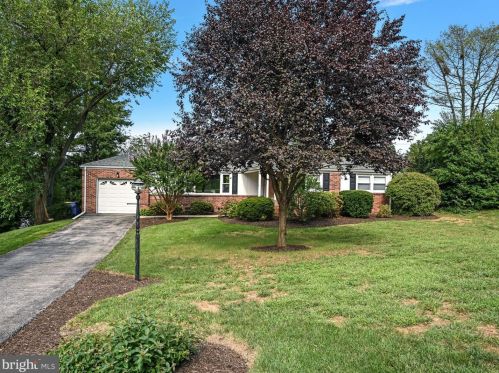 1351 Stratford Rd, York, PA 17403-3803