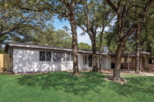 6520 Truman Dr, Fort Worth TX  76112-8032 exterior
