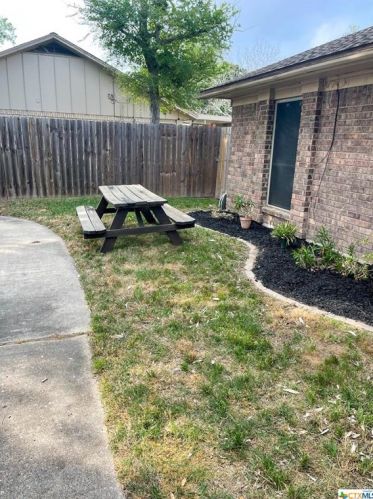 208 Taos Dr, Victoria, TX 77904-3738