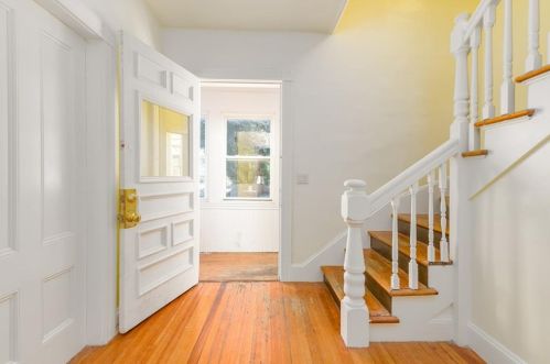 9 Ann St, Middletown, RI 02840-3435