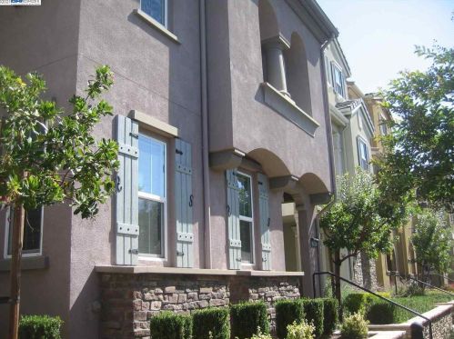 355 Los Coches St, Milpitas, CA 95035-5428