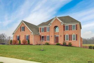 2740 Farnham Ln, York, PA 17408-9068