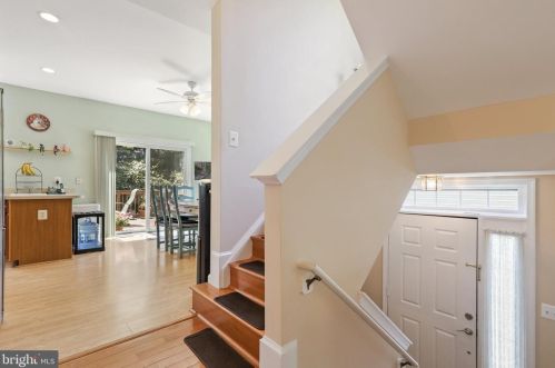 8467 Carmela Cir, Springfield, VA 22153-4017