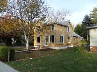 828 Douglas Ave, Aurora, IL 60505-5119