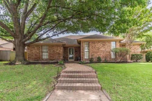 2124 Nob Hl, Carrollton TX  75006-2817 exterior