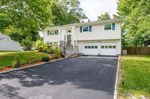 15 Madaline Dr, Edison, NJ 08820-1128