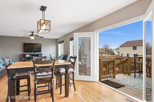 715 Brighton Dr, Pingree Grove IL  60140-9195 exterior