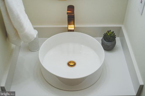 8527 Bauer Dr, Springfield VA  22152-2345 exterior