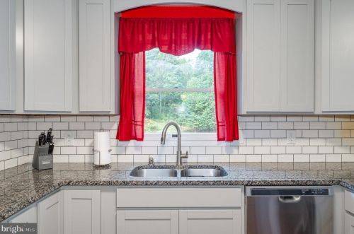 365 Big Oak Dr, Shepherdstown WV 25443-4598 exterior