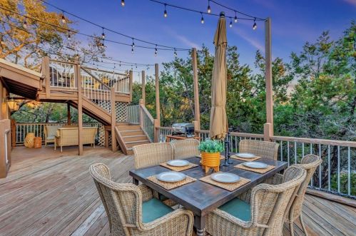 7037 Comanche Trl, Austin TX  78732-1006 exterior